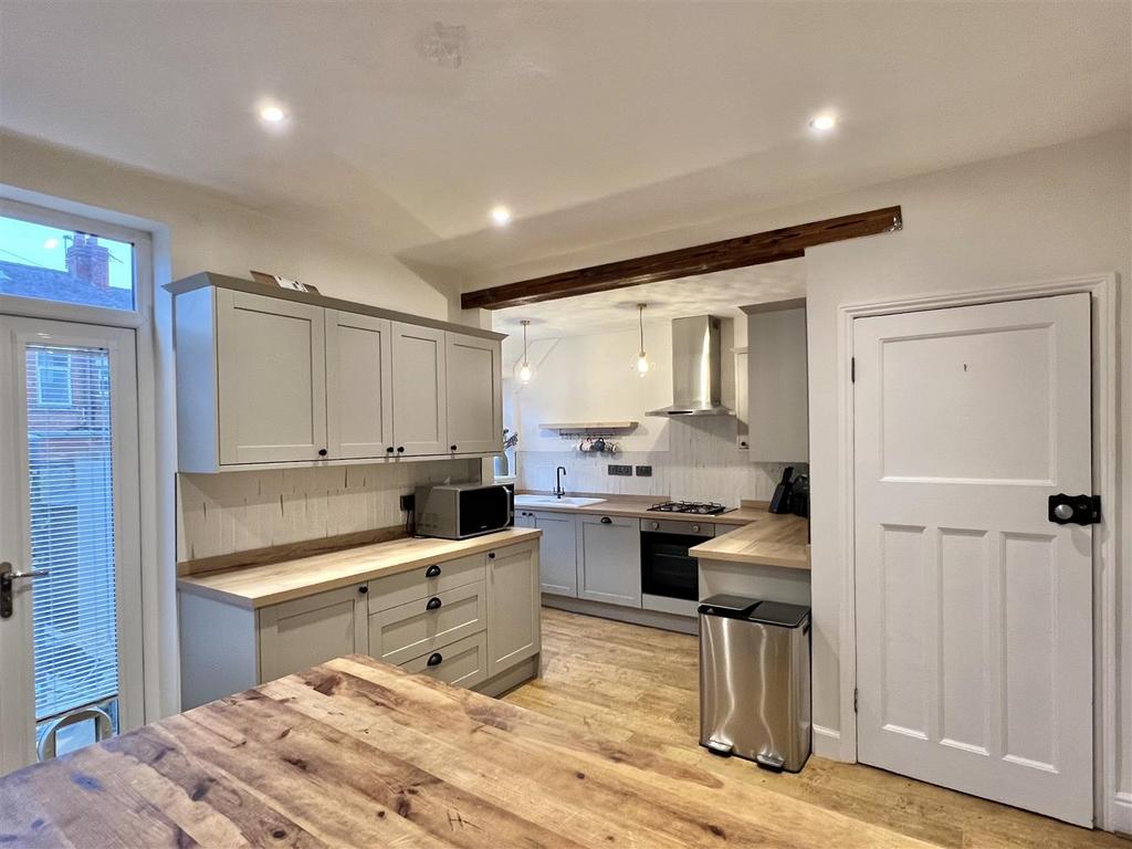 KITCHEN & DINING AREA