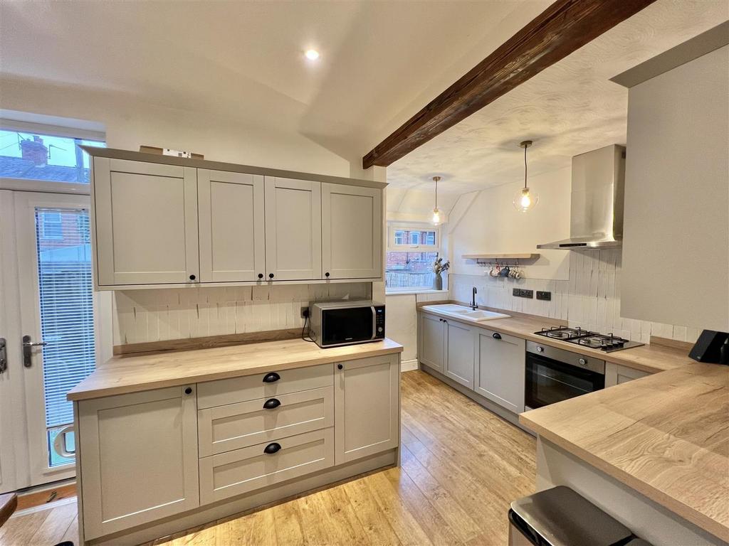 KITCHEN & DINING AREA
