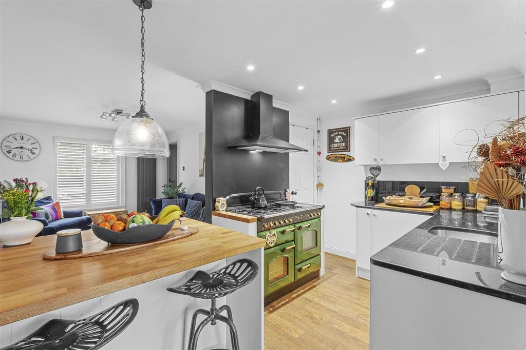 15 Portway Drive, HP12 4 AU-7.jpg