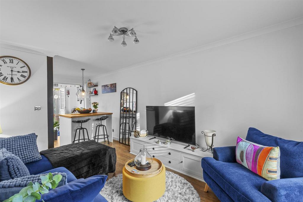 15 Portway Drive, HP12 4 AU-10.jpg
