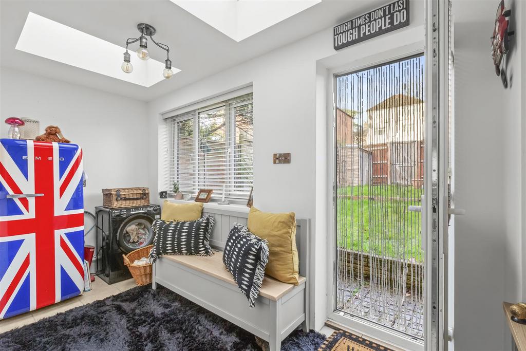 15 Portway Drive, HP12 4 AU-6.jpg