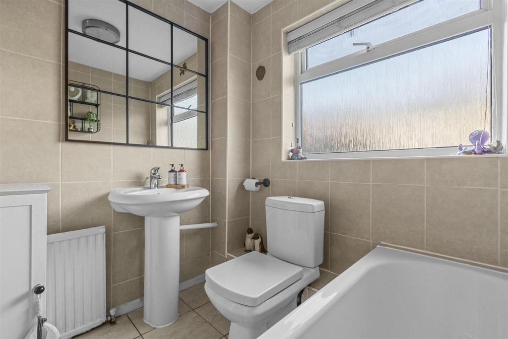 15 Portway Drive, HP12 4 AU-12.jpg
