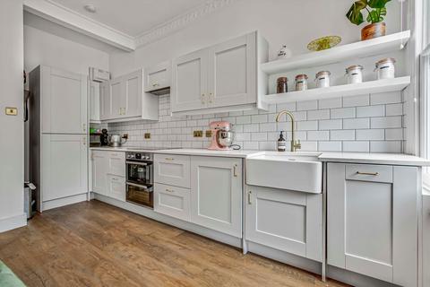 2 bedroom flat for sale, Tremadoc Road, London SW4