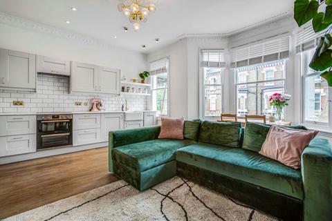2 bedroom flat for sale, Tremadoc Road, London SW4