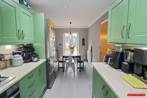 4 bedroom semi-detached house for sale, Woodacres Way, Hailsham BN27