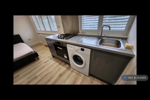 Studio to rent, London, London, N13