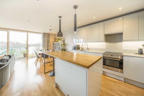 3 bedroom flat for sale, Goodchild Road, London N4
