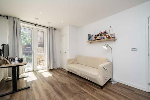 1 bedroom flat to rent, Colonnade Gardens, London W3
