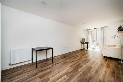 1 bedroom flat to rent, Colonnade Gardens, London W3