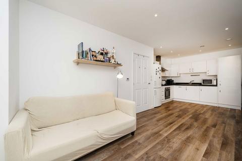 1 bedroom flat to rent, Colonnade Gardens, London W3