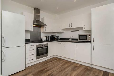 1 bedroom flat to rent, Colonnade Gardens, London W3