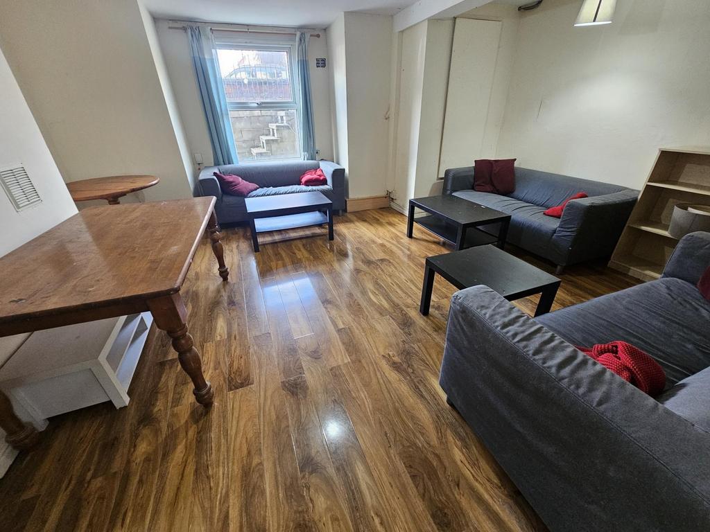 Bright, well-presented communal living room wit...