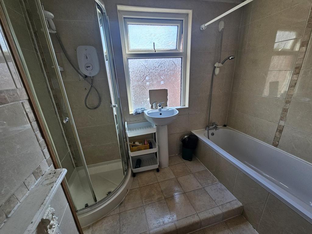 Bright, well-equipped bathroom with separate sh...
