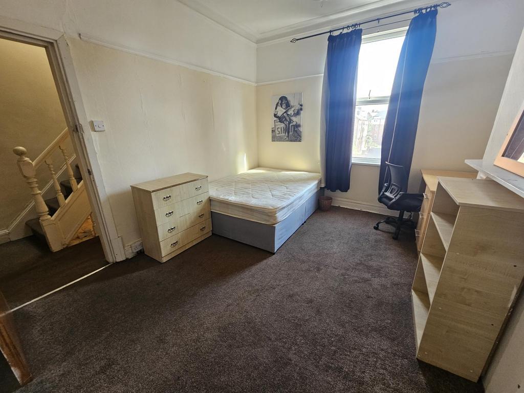 Bright, simply furnished double bedroom with a ...