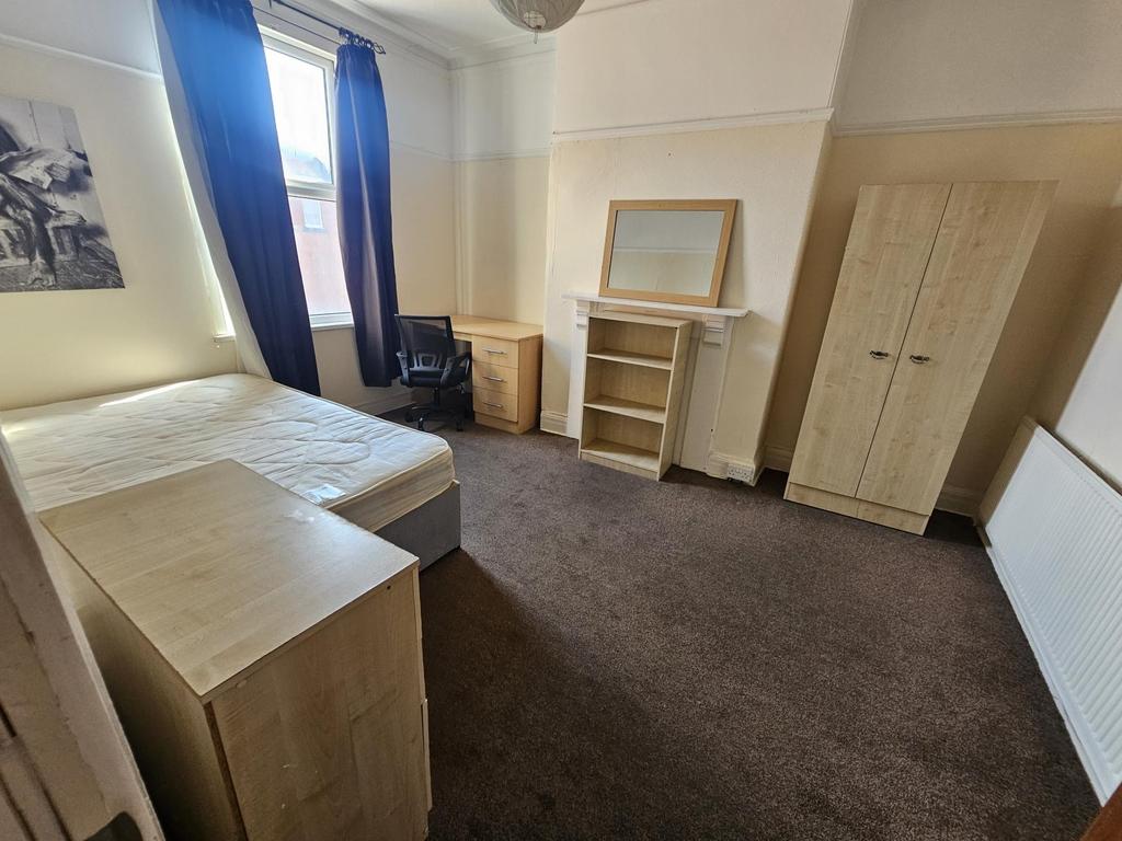 Bright, well-kept double bedroom with large win...