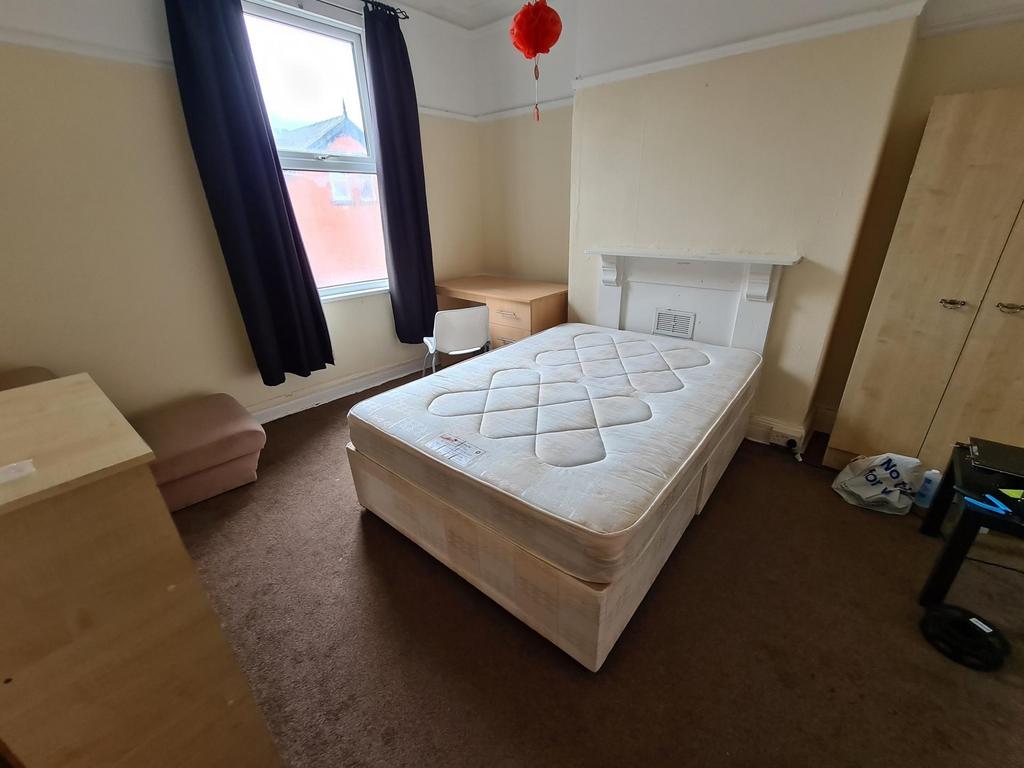 Bright, neutral double bedroom with a comfortab...