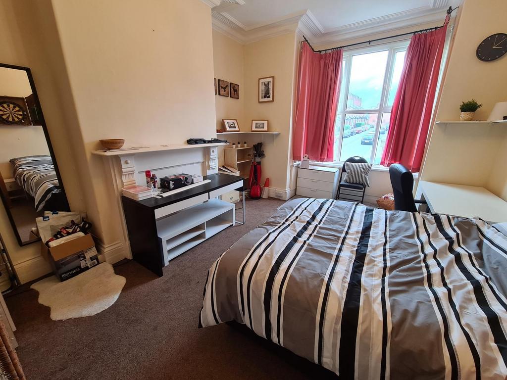 Well-presented double bedroom with a comfortabl...
