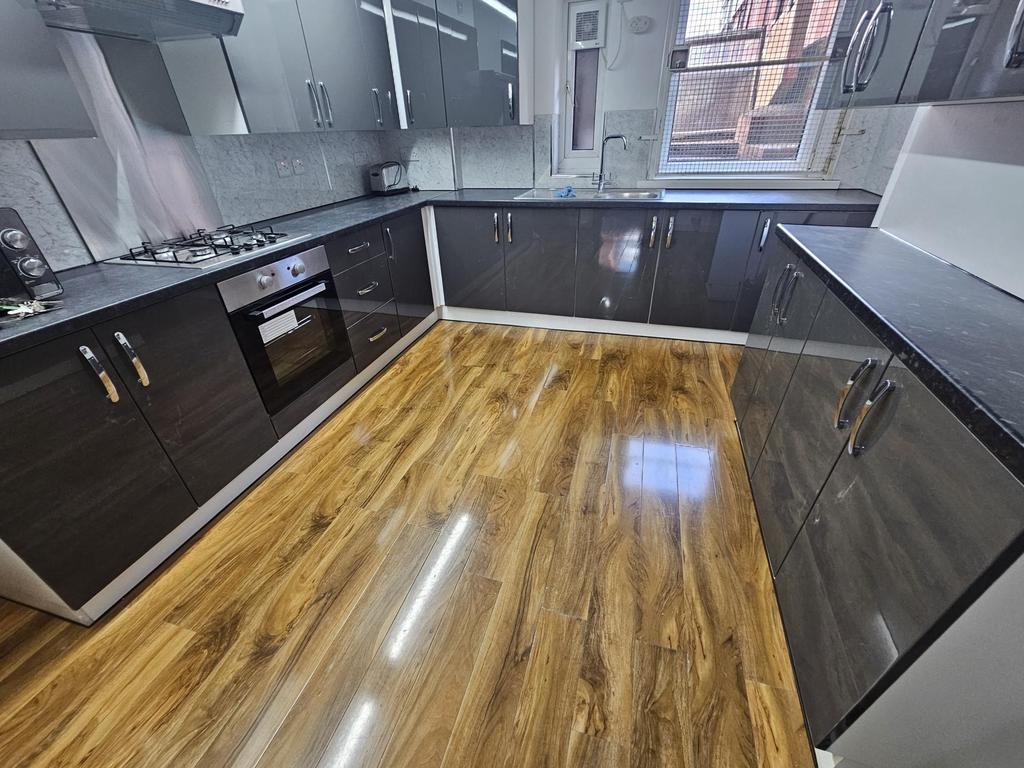 Modern, well-maintained kitchen with glossy fit...