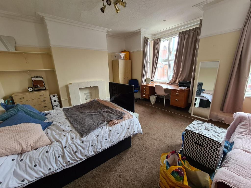 Bright, well-furnished double bedroom with a la...