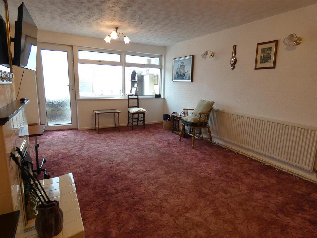 Lounge 1.JPG