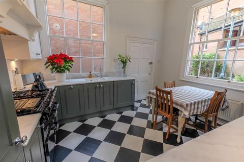 2 bedroom apartment to rent, The Butts, Warwick