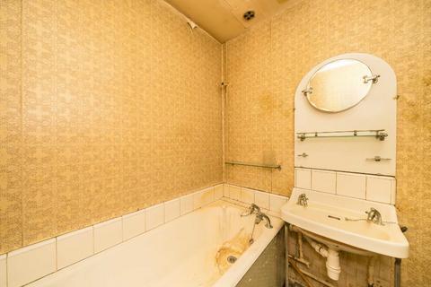 2 bedroom flat for sale, Colson Way, London SW16