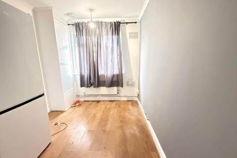 2 bedroom maisonette to rent, The Crescent, Hayes