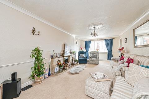 4 bedroom detached house for sale, Calder Close, West Yorkshire WF5