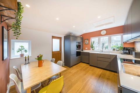 2 bedroom flat for sale, Midmoor Road, London SW12