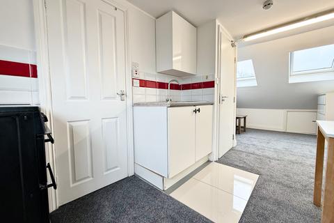 undefined, Kings Avenue, Hounslow, TW3