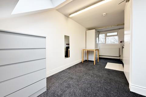 undefined, Kings Avenue, Hounslow, TW3