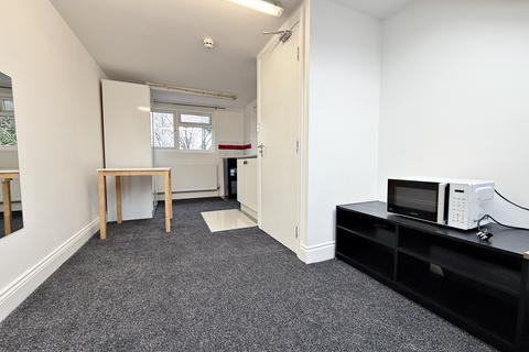 undefined, Kings Avenue, Hounslow, TW3