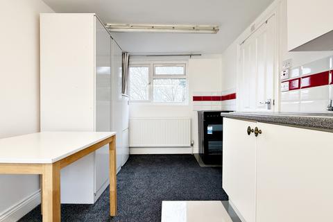 undefined, Kings Avenue, Hounslow, TW3