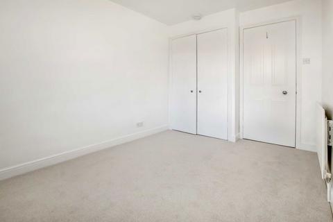 1 bedroom flat to rent, St. James's Road, Hampton TW12