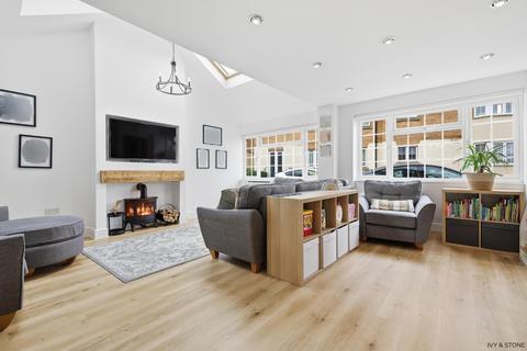 4 bedroom semi-detached house for sale, Ilford, Greater London, IG6