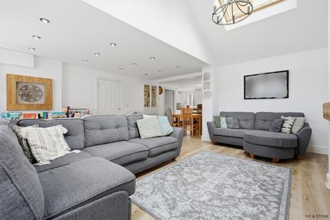 4 bedroom semi-detached house for sale, Ilford, Greater London, IG6