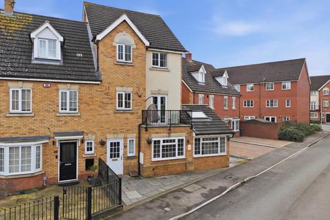 4 bedroom semi-detached house for sale, Ilford, Greater London, IG6