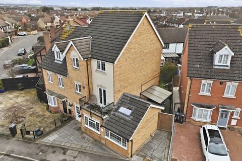 4 bedroom semi-detached house for sale, Ilford, Greater London, IG6
