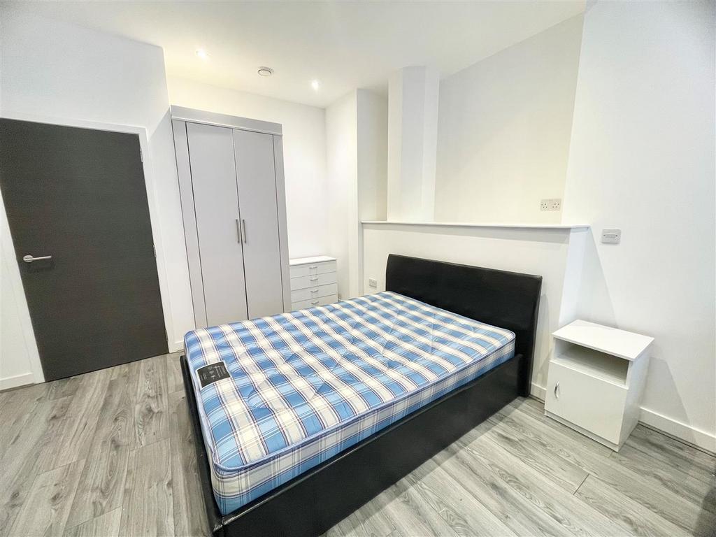 Bed2.jpg