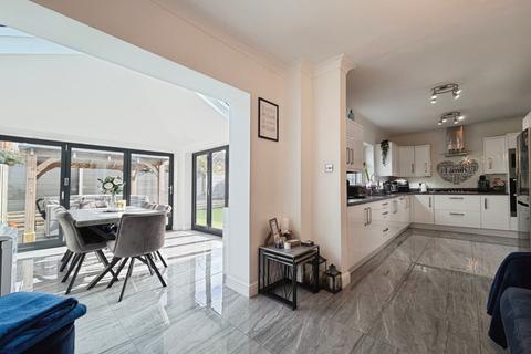5 bedroom detached house for sale, Temple Close, Ashford