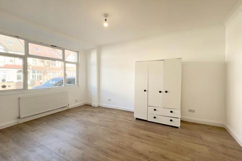 2 bedroom maisonette to rent, Links Road, London