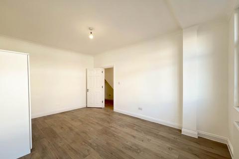 2 bedroom maisonette to rent, Links Road, London