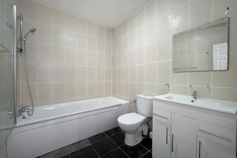 2 bedroom maisonette to rent, Links Road, London