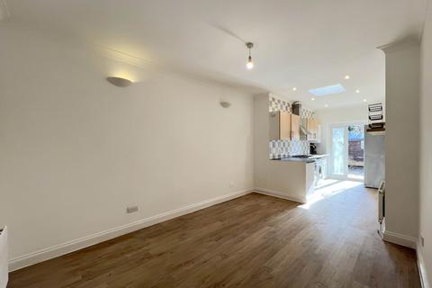 2 bedroom maisonette to rent, Links Road, London