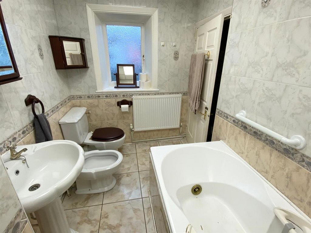 Bathroom 1.jpg