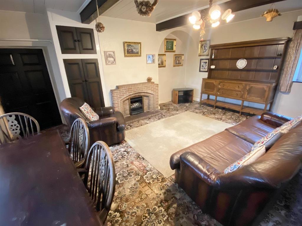 Dining room 1.jpg