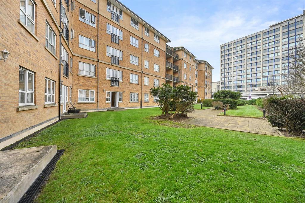 RCLR- flat 3 geneva court- communal green 6 (1).jp