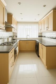 4 bedroom house share to rent, 15 West Arbour Street, London E1