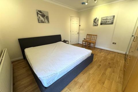 1 bedroom in a house share to rent, Greenhill, Wembley