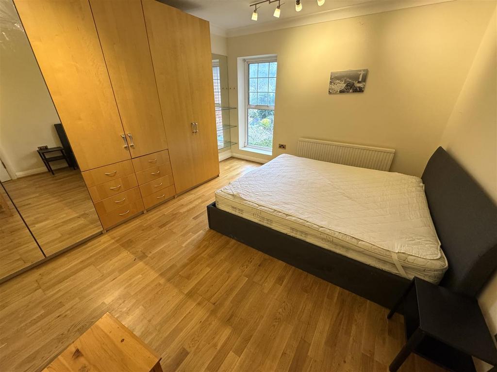 Bedroom - view 2